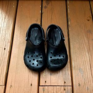 Black crocs